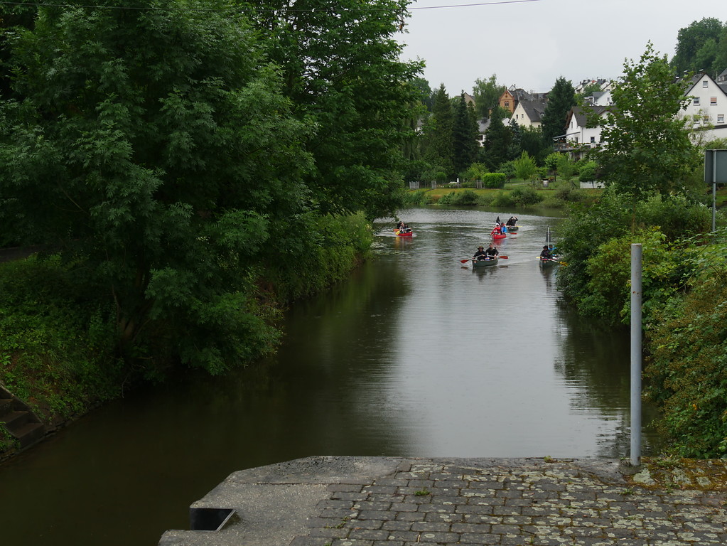 Kanal der Schleuse Runkel mit Kanufahrern (2017)