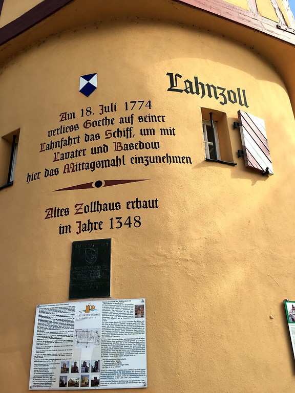 Inschrift an der Außenwand des Alten Zollhauses an der Lahn in Niederlahnstein (2016).