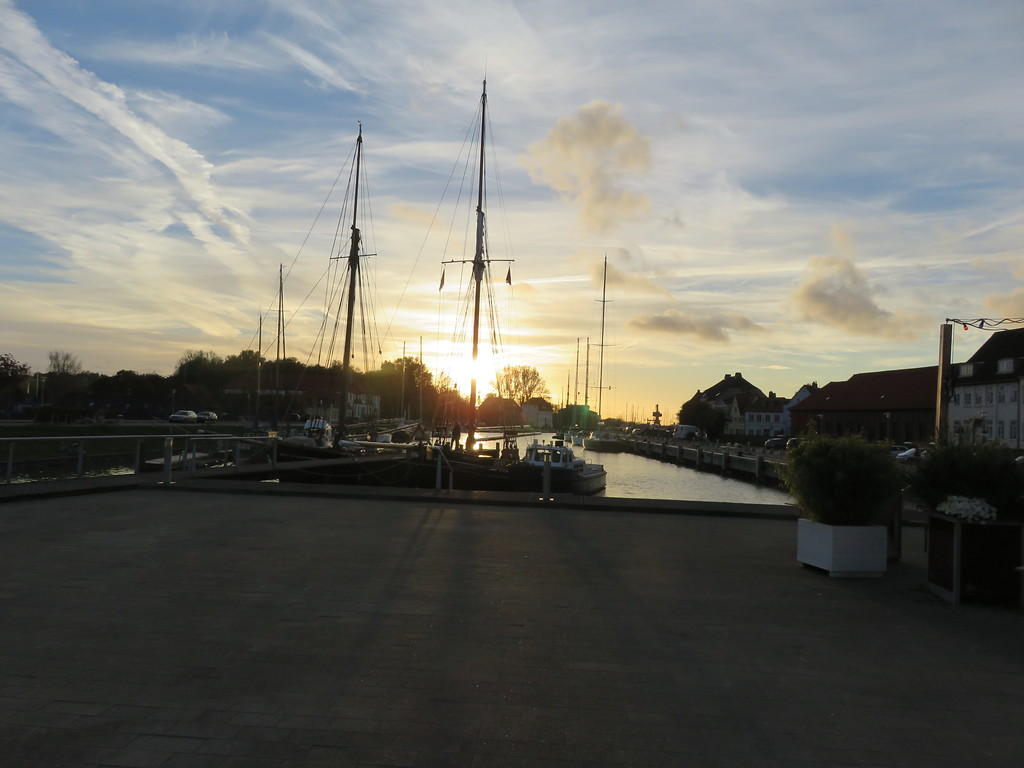 Das Glückstädter Hafenbecken bei Sonnenuntergang (2018)