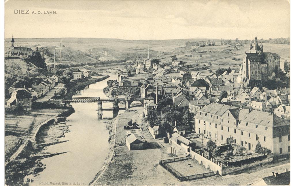 Historische Postkarte mit Blick auf die Altstadt Diez, das Grafenschloss, die Lahn und die Alte Lahnbrücke (gelaufen um 1900)