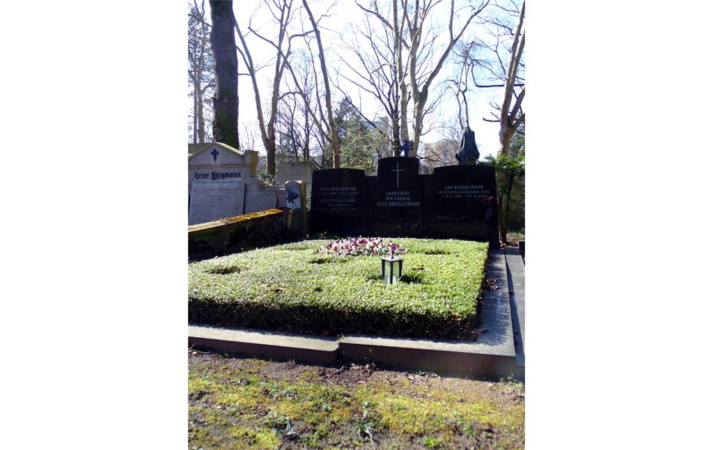 Die Grabstätte der Unternehmerfamilie Brügelmann auf dem Melatenfriedhof in Köln-Lindenthal, in dem auch der ehemalige Kölner Oberbürgermeister Jan Brügelmann seine letzte Ruhestätte fand (2020).