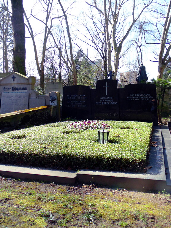 Die Grabstätte der Unternehmerfamilie Brügelmann auf dem Melatenfriedhof in Köln-Lindenthal, in dem auch der ehemalige Kölner Oberbürgermeister Jan Brügelmann seine letzte Ruhestätte fand (2020).
