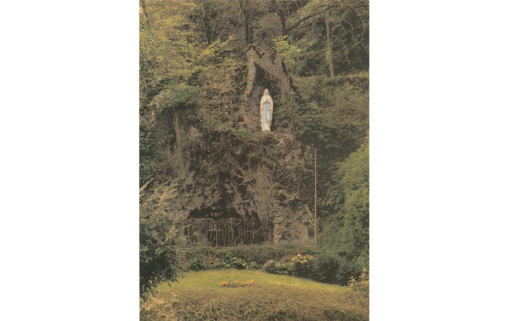 Die Lourdesgrotte auf dem Gelände des Klosters Maria Engelport bei Treis-Karden in stark zugewuchertem Zustand (1980er/1990er Jahre)