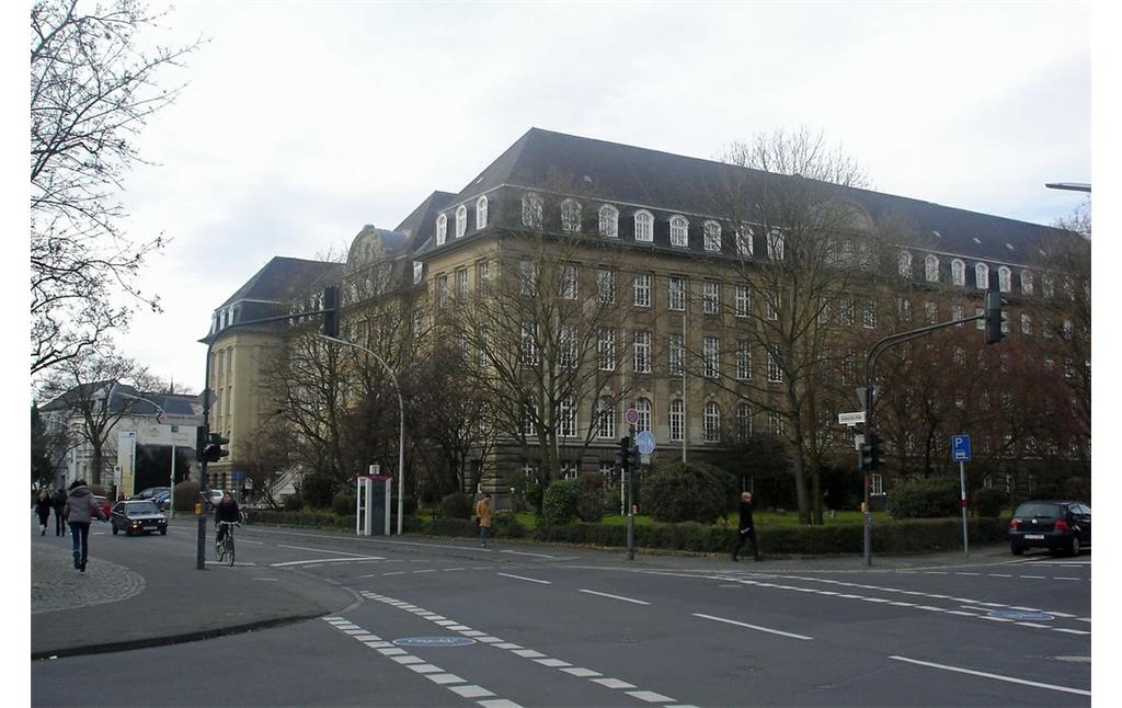 Die Kreuzung Nussallee / Endenicher Allee mit dem Mathematikzentrum der Rheinischen Friedrich-Wilhelms-Universität (2012).
