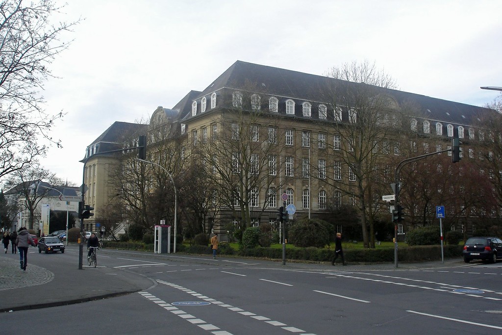 Die Kreuzung Nussallee / Endenicher Allee mit dem Mathematikzentrum der Rheinischen Friedrich-Wilhelms-Universität (2012).