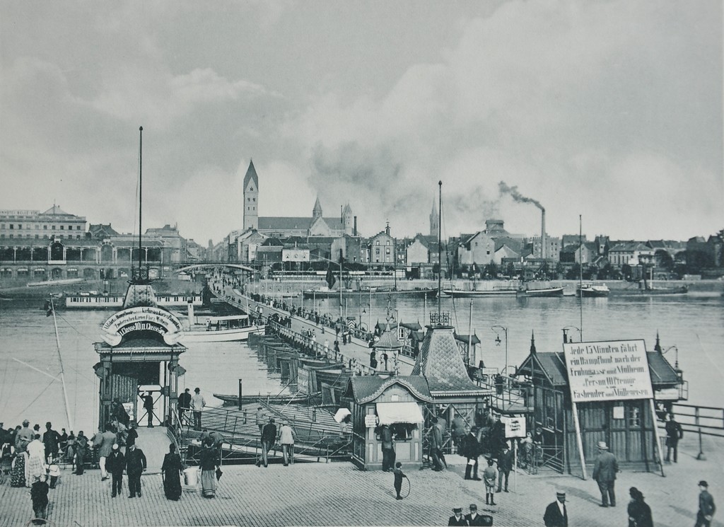 Ansicht von Deutz mit der Pontonbrücke, der Badeanstalt, dem "Mindener Bahnhof", Lastkähne, St. Heribert und St. Johanneskirche (1896).