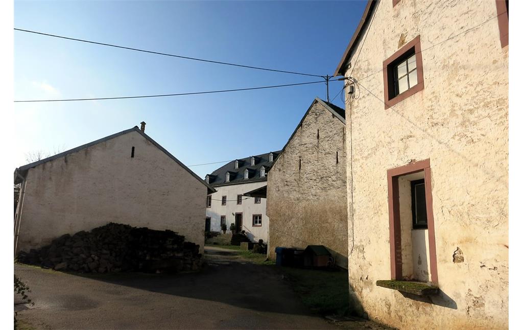 Ältere und für den historischen Weiler typische Wohn- und Hofgebäude in Bitburg-Irsch (2015)