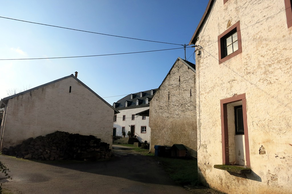 Ältere und für den historischen Weiler typische Wohn- und Hofgebäude in Bitburg-Irsch (2015)