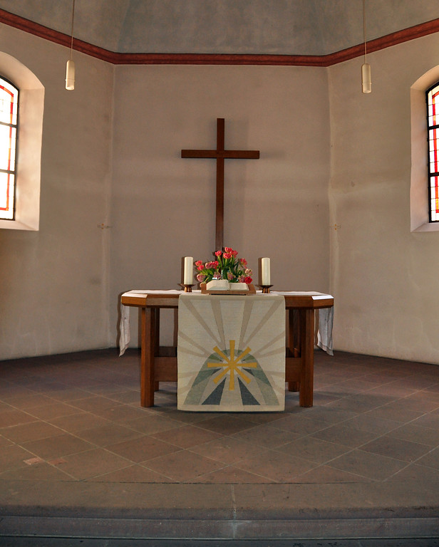 Chor mit Holzkreuz und Altar in der Versöhnungskirche in Buschhoven (2016)