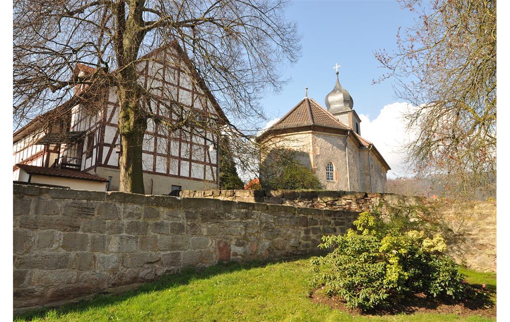Historische Gerichts- und Versammlungsstätte vor der evangelischen Kirche in Konnefeld, Gemeinde Morschen (2011)
