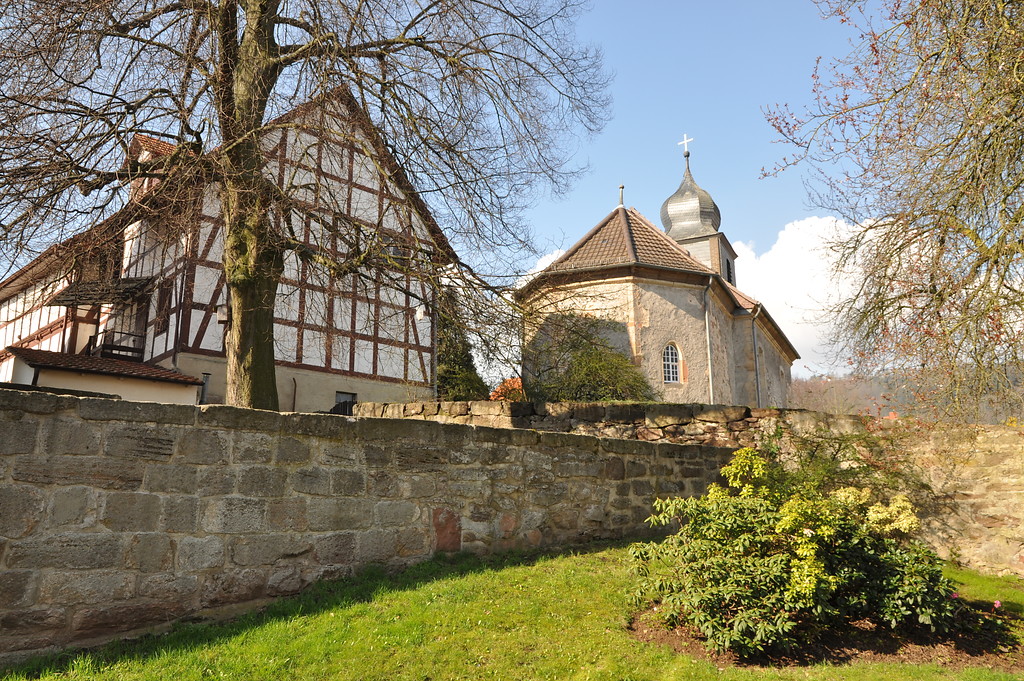 Historische Gerichts- und Versammlungsstätte vor der evangelischen Kirche in Konnefeld, Gemeinde Morschen (2011)
