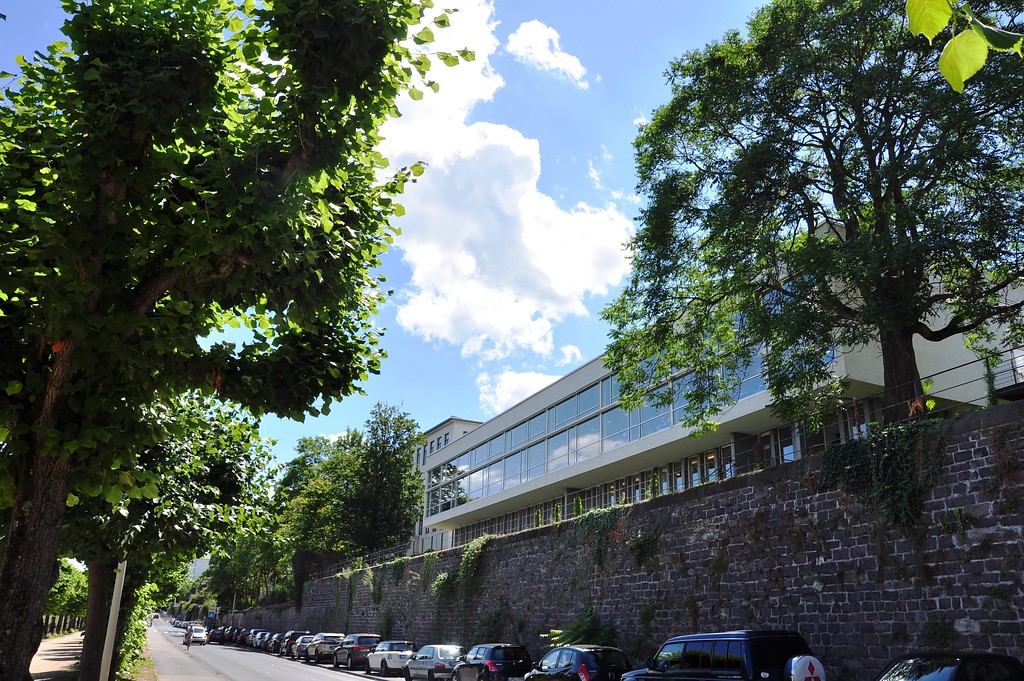 Blick auf die Rückseite der Universitäts- und Landesbibliothek Bonn an der Rheinpromenade (2017)