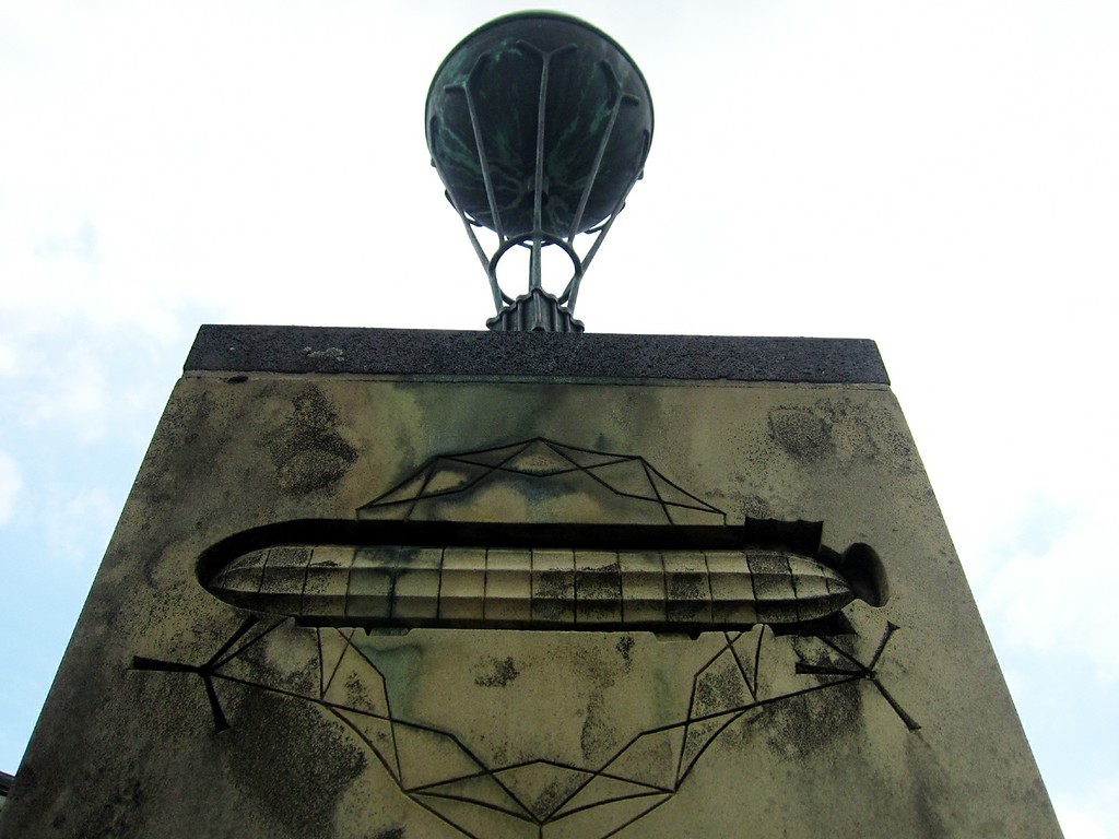 Der obere Teil der Gedenksäule zur Geschichte des Flughafens Köln-Butzweilerhof vor der ehemaligen Abfertigungshalle (2015)