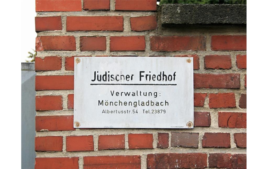 Hinweisschild am Eingang zum jüdischen Friedhof Eifelstraße in Mönchengladbach-Rheydt (2015).