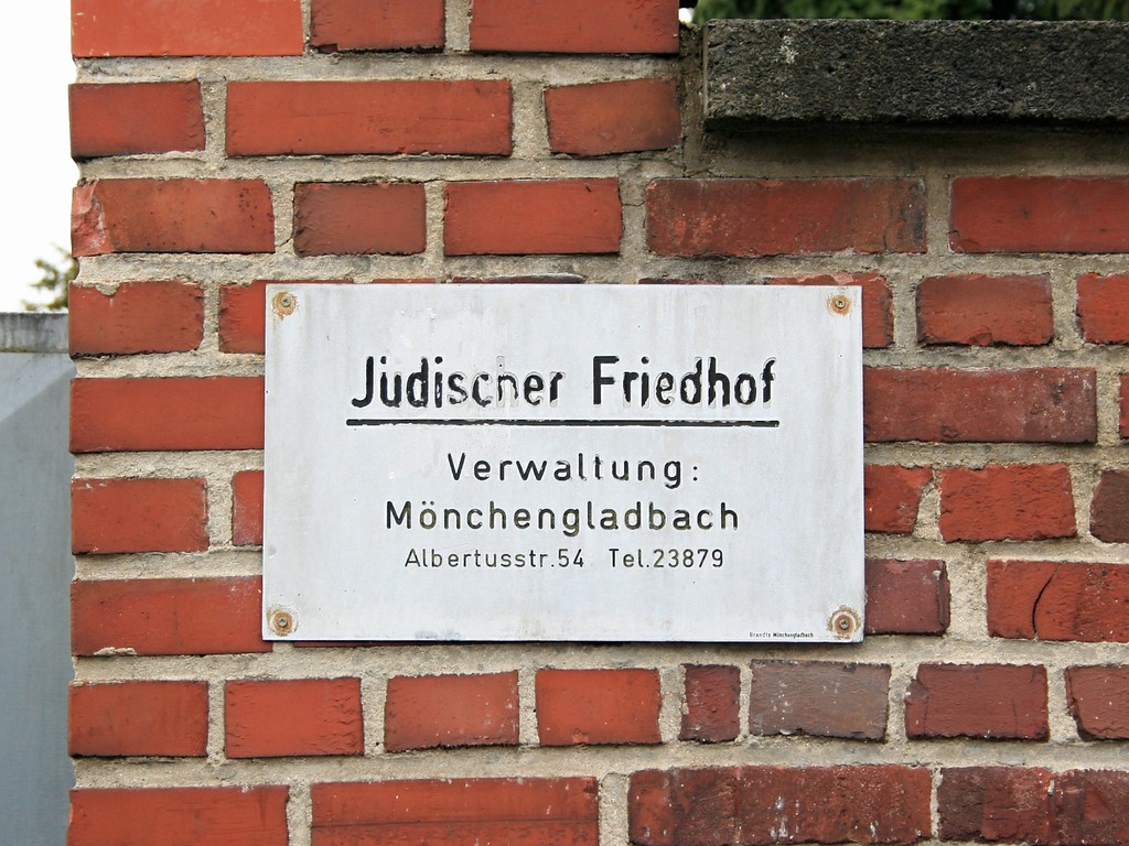 Hinweisschild am Eingang zum jüdischen Friedhof Eifelstraße in Mönchengladbach-Rheydt (2015).