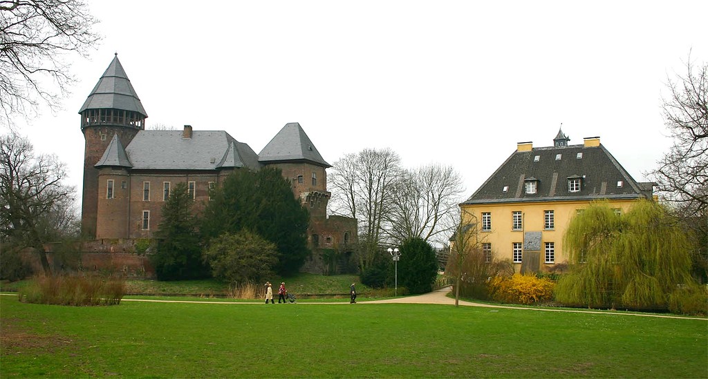Burg Linn, eine auf das 12. Jahrhundert zurückgehende Wasserburg, mit dem benachbartem Jagdschlösschen (2005)