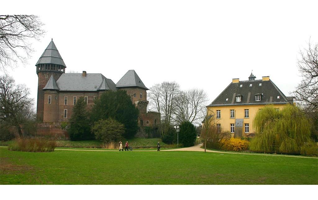 Burg Linn, eine auf das 12. Jahrhundert zurückgehende Wasserburg, mit dem benachbartem Jagdschlösschen (2005)