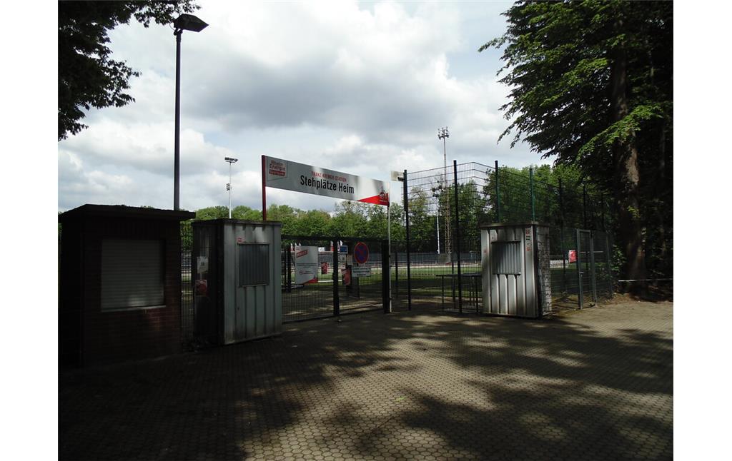 Ein Eingang zum Franz-Kremer-Stadion im RheinEnergieSportpark in Köln-Sülz (2021).