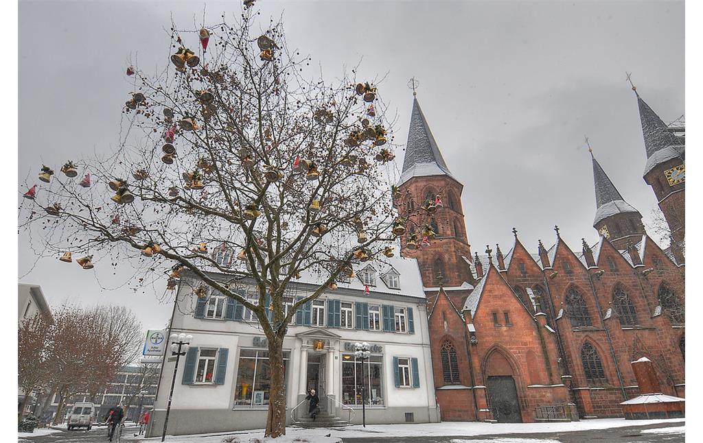 Nordwestansicht der Stiftskirche Kaiserslautern und der angrenzenden Adlerapotheke im Winter (2009).