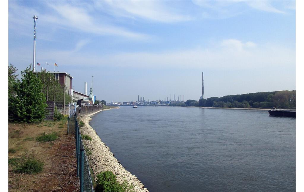 Blick auf die Ford-Werke am Rheinufer in Köln-Niehl, im Hintergrund die Leverkusener Bayer-Werke (2020).