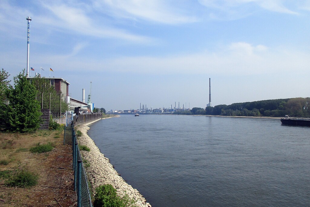 Blick auf die Ford-Werke am Rheinufer in Köln-Niehl, im Hintergrund die Leverkusener Bayer-Werke (2020).
