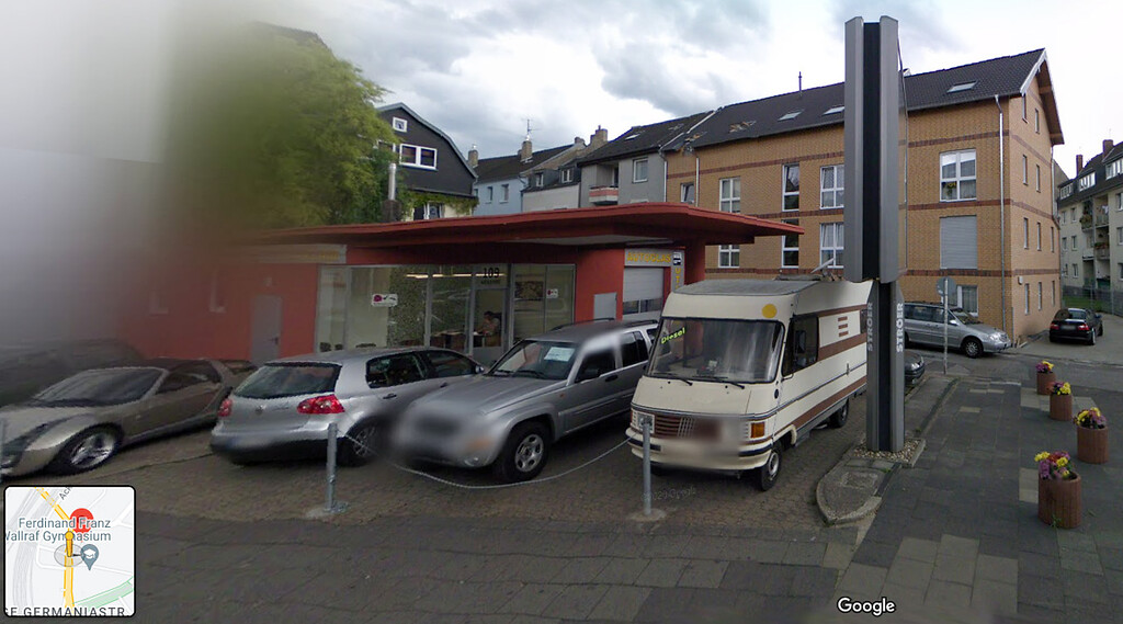 Die im Frühjahr 2022 abgerissene historische Tankstelle an der Ecke Frankfurter Straße / Dückergasse in Köln-Buchheim (Screenshot google-maps, Mai 2022).