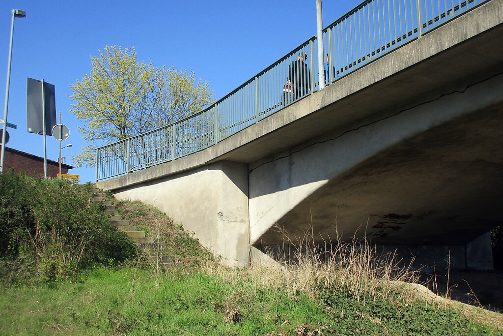Melanbogenbrücke zwischen Troisdorf und Sankt-Augustin-Menden, der Übergang zur Straße auf der Troisdorfer Seite (2020).