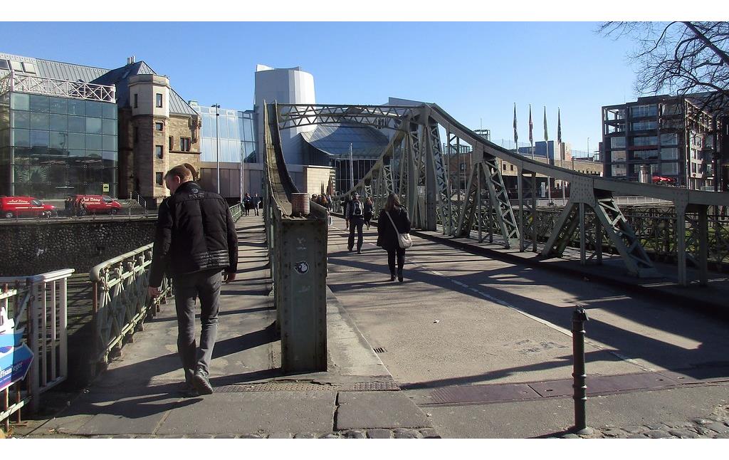Die zum Kölner Schokoladenmuseum führende Hafendrehbrücke im Kölner Rheinauhafen in Altstadt-Süd (2019).