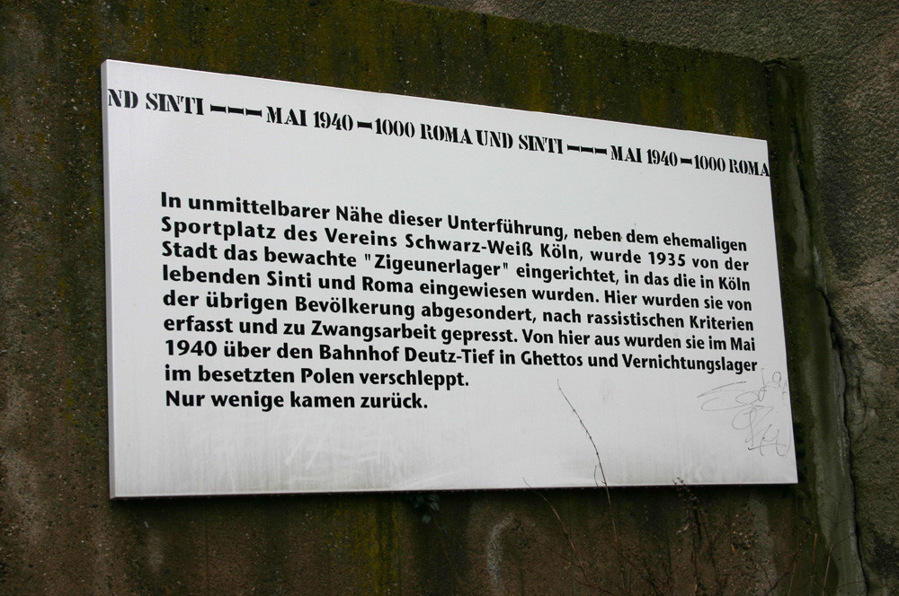 Gedenktafel zum ehemaligen Barackenlager am "Schwarz-Weiß-Platz" in der Venloer Straße in Köln (2005)