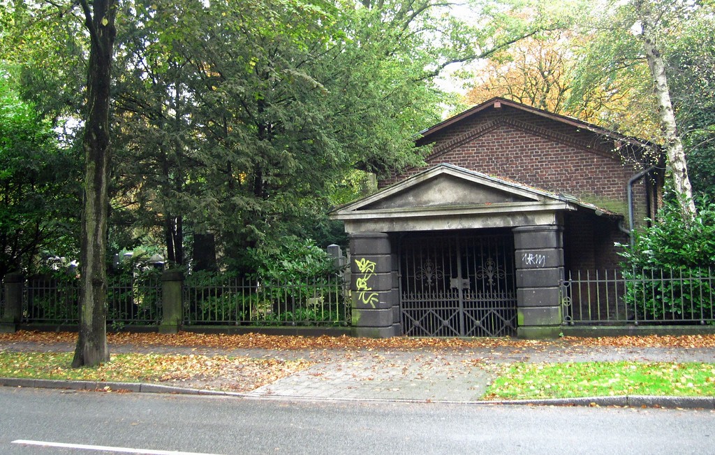 Blick von der Heideckstraße auf die Trauerhalle des Alten Jüdischen Friedhofs in Krefeld (2014).