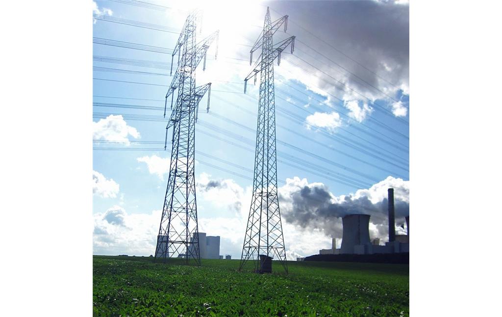 Kraftwerk Neurath (rechts im Bild) und das Kraftwerk Niederaußem (links im Bild, Aufnahme 2014)