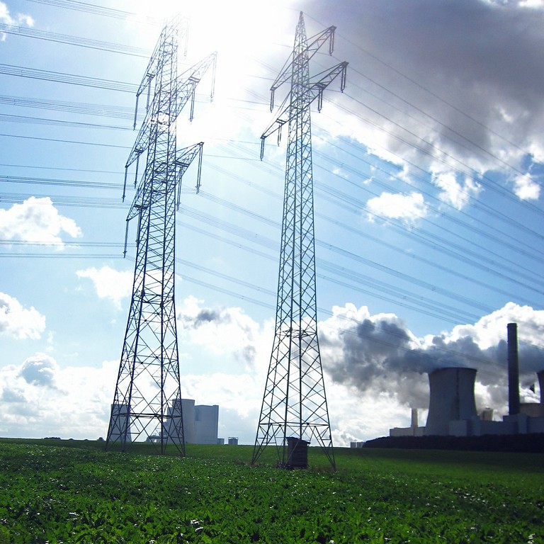 Kraftwerk Neurath (rechts im Bild) und das Kraftwerk Niederaußem (links im Bild, Aufnahme 2014)