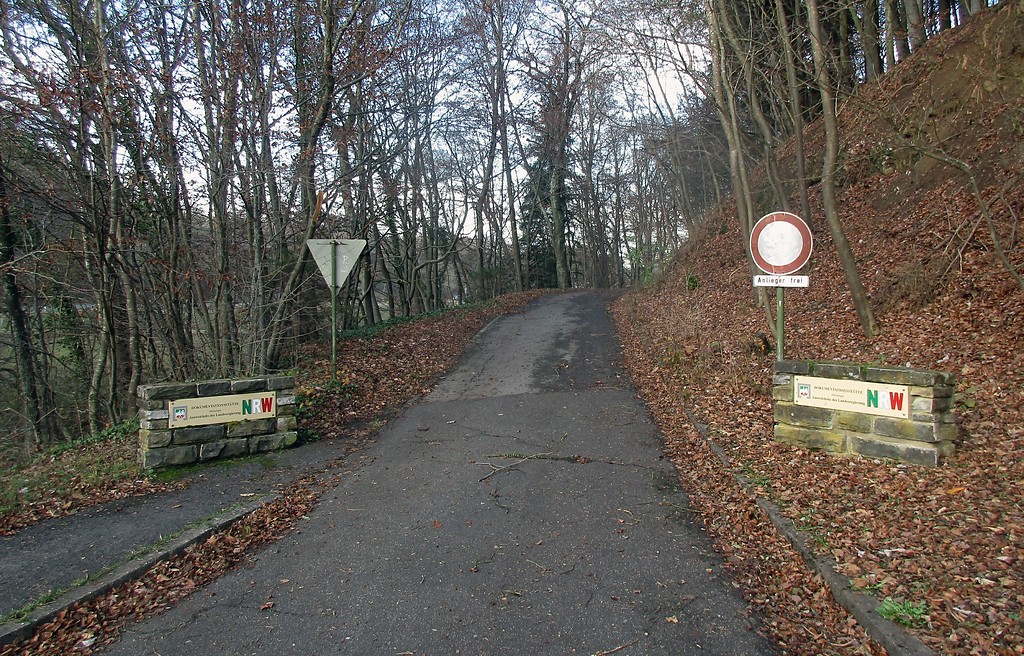 Zufahrt zum heutigen Dokumentationszentrum "Ausweichsitz NRW", dem früheren Atombunker der Landesregierung in Kall von der Landstraße L 204 aus (2016).