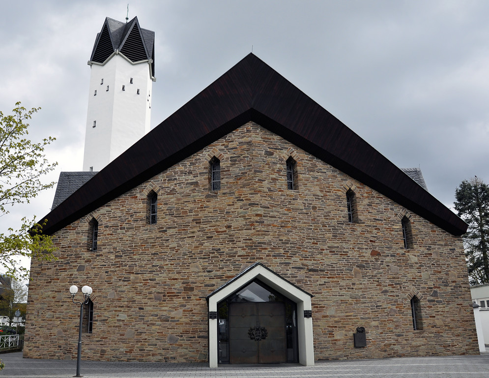 Frontansicht der katholischen Kirche St. Katharina innerhalb des historischen Ortskerns von Buschhoven (2016)