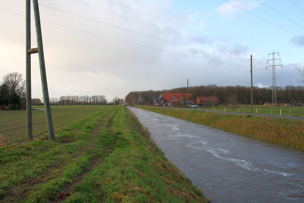 Die Issel an der Bärenschleuse (Wesel-Lackhausen) in Blickrichtung Nordwesten. Rechts verläuft die Straße "An der Issel", links ein Feldweg (2012).