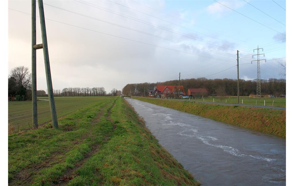 Die Issel an der Bärenschleuse (Wesel-Lackhausen) in Blickrichtung Nordwesten. Rechts verläuft die Straße "An der Issel", links ein Feldweg (2012).