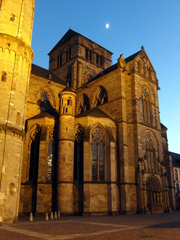 Abendliche Ansicht der Liebfrauenkirche Trier (Liebfrauen-Basilika) vom Domfreihof aus (2014).