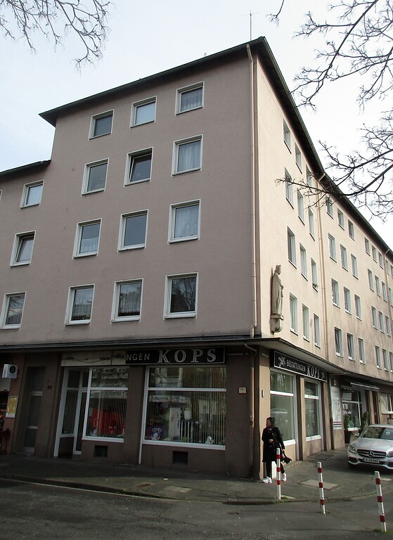 Geschäftshaus an der Ecke Stammheimer Straße / Riehler Gürtel in Köln-Riehl mit einer Figur des Heiligen Engelbert an der Fassade (2020).