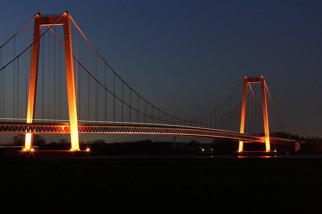 Abendliche Ansicht der Rheinbrücke Emmerich (2009); das Bild lässt erkennen, warum das Bauwerk auch "Golden Gate Bridge vom Niederrhein" genannt wird.