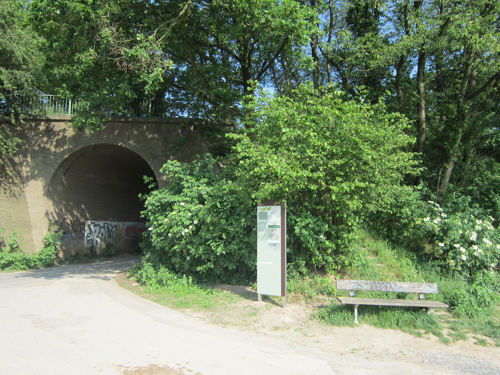 Informationstafel an der Brücke bei Grevenbroich-Hülchrath (2014)