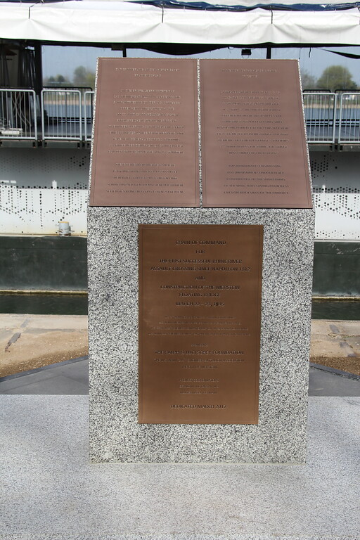 Das Denkmal "Rhine River Crossing Memorial" am Rheinufer in Nierstein kurz nach der Einweihung (2017)