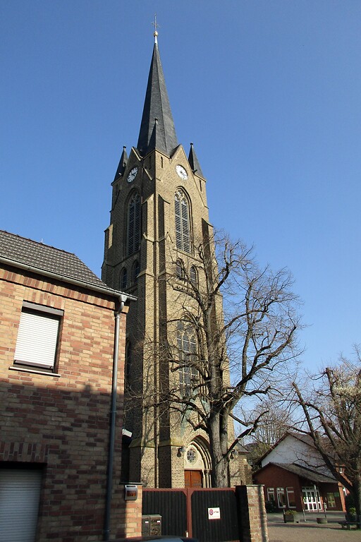 Der Kirchturm der ab 1899 erbauten und 1901 geweihten neugotischen St. Aegidius-Kirche in Bornheim-Hersel (2022).