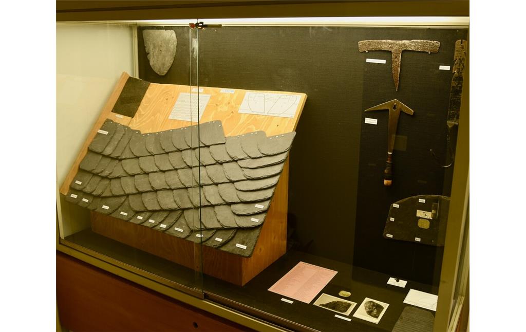 Vitrine mit einem Modell zur Nutzung von Dachschiefer im Dachschieferbergbau-Museum in Kaub (2023)