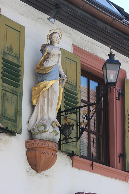 Madonnenfigur an der Fassade der Kurpfalz-Apotheke in Maikammer (2018)