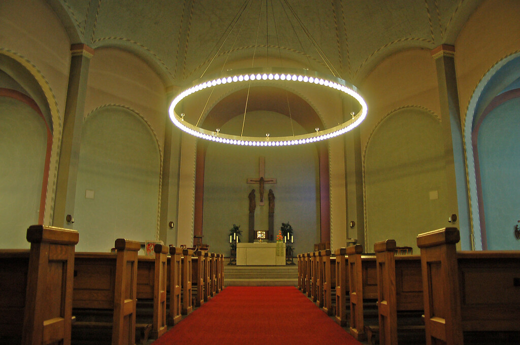 Innenraum und Altar der Heilig Kreuz Kirche in Gladbeck-Butendorf (2021)