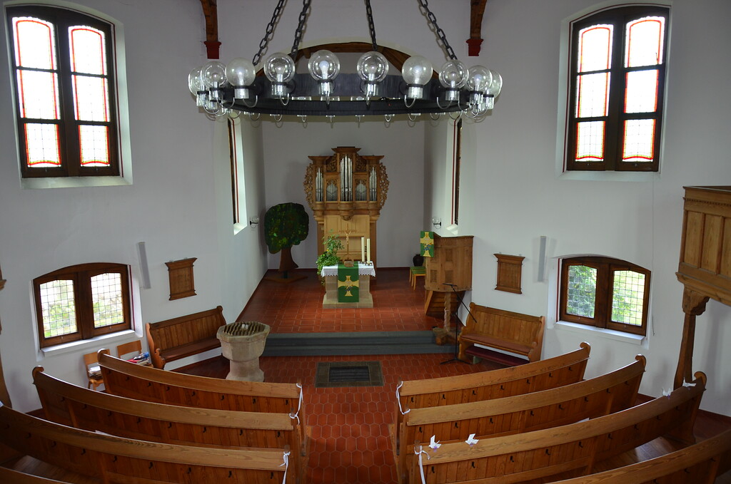 Blick von der Empore in den Innenraum der Evangelischen Kirche in Hottenbach (2021)