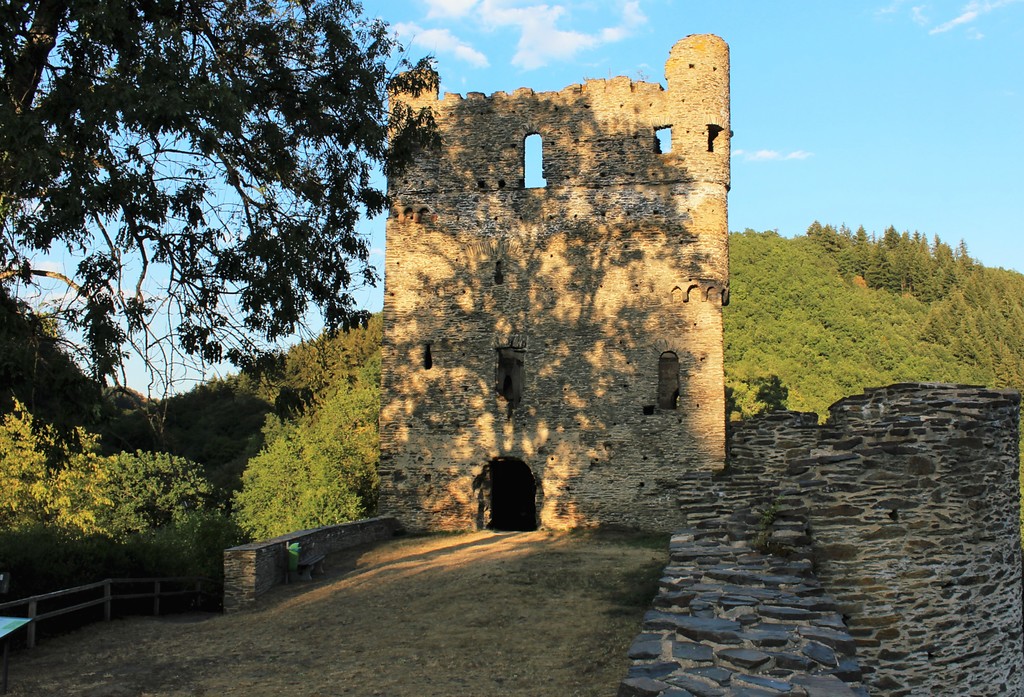 Blick auf den ehemaligen Wohnturm und die daran anschließende Ringmauer der Burgruine Balduinseck (2018).