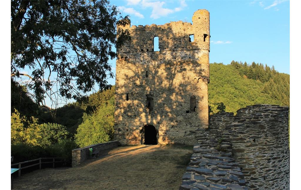Blick auf den ehemaligen Wohnturm und die daran anschließende Ringmauer der Burgruine Balduinseck (2018).