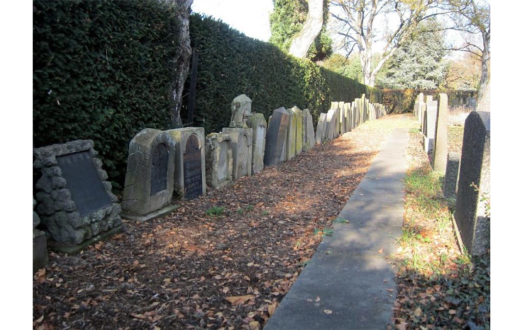 Grabsteine vom ehemaligen Dinslakener Judenfriedhof "auf dem Doelen", die sich heute auf dem Jüdischen Friedhof auf dem Parkfriedhof, Willy-Brandt-Straße, befinden (2011)