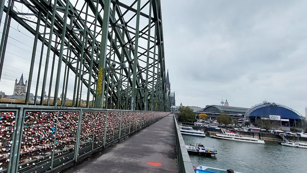 Die Kölner Hohenzollernbrücke, Liebesschlösser am nördlichen Geh- und Radweg (2021).
